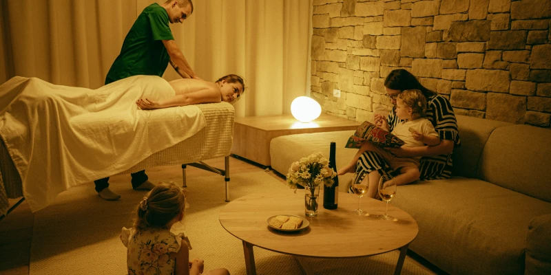 mamina si uziva masaz na apartmane
